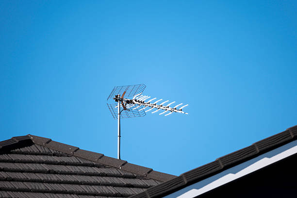 tejado de una casa con una antena tdt