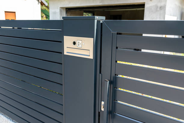 Placa de videoportero con cámara integrada en puerta metálica de acceso a vivienda